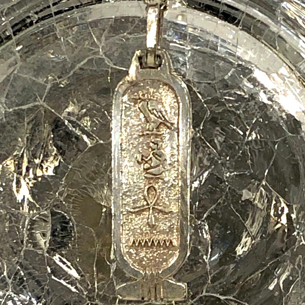 Reversible cartouche Love necklace - Picture 6 of 7